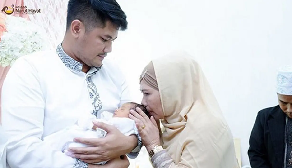 Pasangan ini juga secara bergantian menjaga putrinya. Begitu juga dengan presenter ini, mengaku bahagia membantu demi buah hatinya. Sebagai ayah, Puadin juga sebagai suami siaga. (Instagram/ryana_dea)