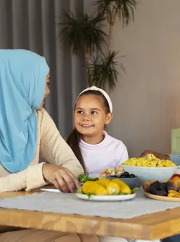 Siapkan menu sahur dan berbuka yang penuh gizi untuk membantu anak beraktivitas seperti hari biasanya. (Foto: Freepik/Freepik)