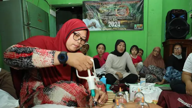 Sukarelawan Ganjar Sejati mengadakan kegiatan pelatihan pengobatan alternatif dengan metode bekam (Istimewa)
