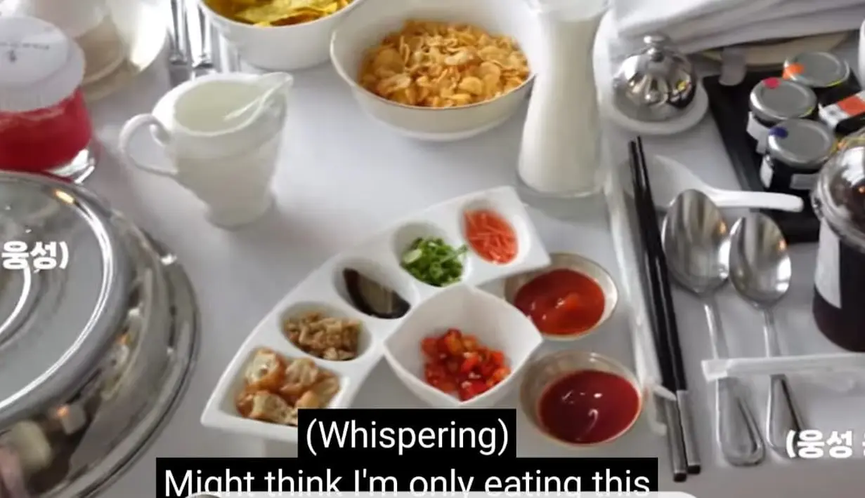 Taeyeon memperlihatkan menu sarapannya di hotel. Ada sereal, bubur dan masih banyak lagi yang tersimpak di tray bahwa mejanya. (Foto: YouTube/ Taeyeon Official)