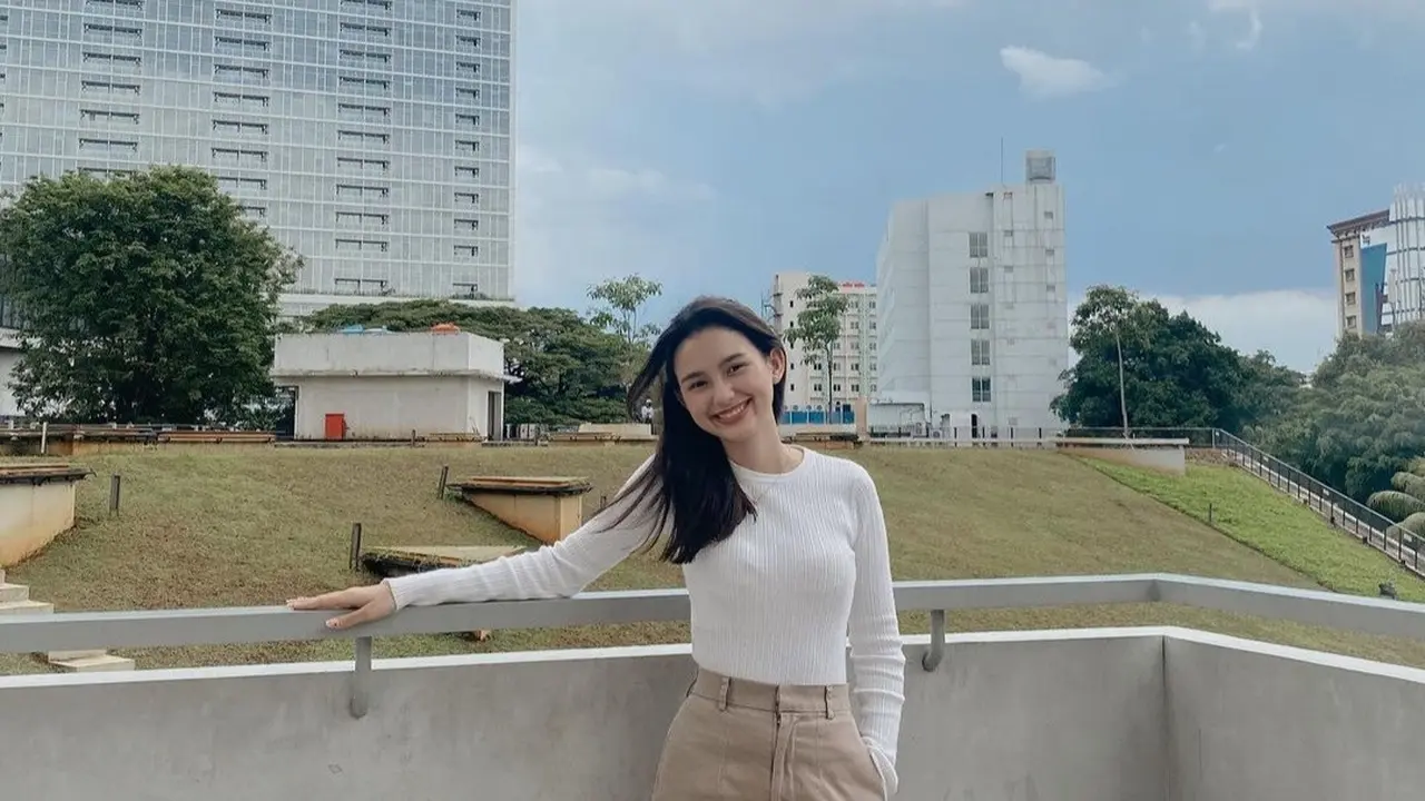 Sarah Manzel sering memakai pakaian yang santai, cocok untuk kamu jadikan inspirasi