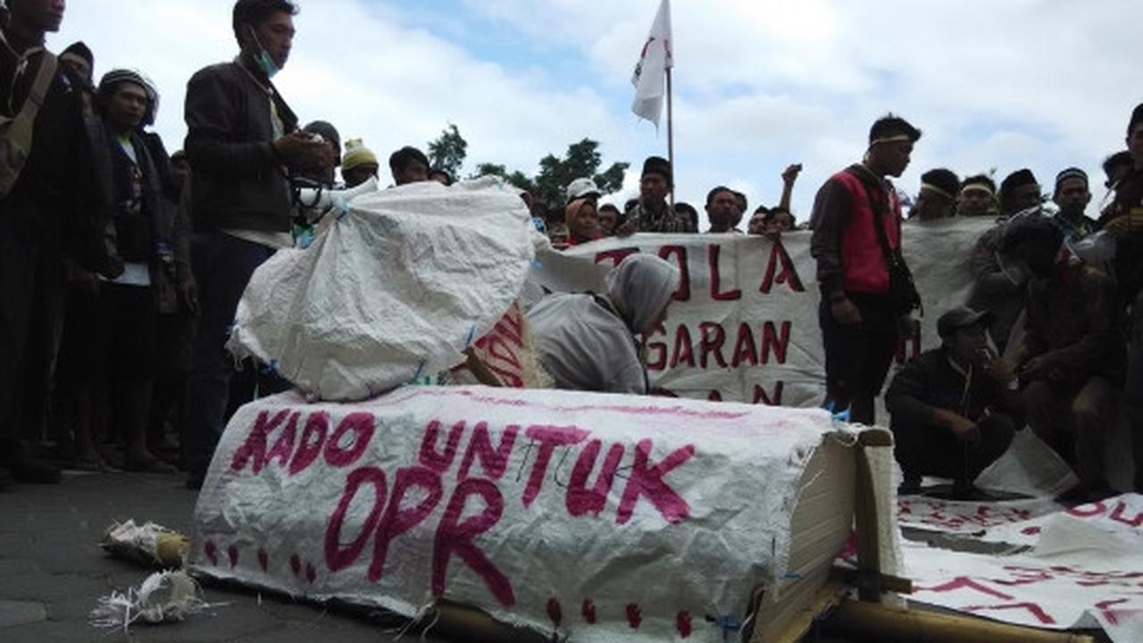 Tolak pemagaran oleh TNI, warga Urutsewu geruduk kantor DPRD Kebumen