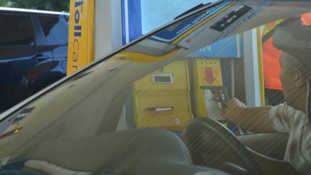Artis cantik jual e-toll card bareng Dahlan Iskan