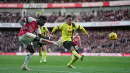 Arsenal kembali ke jalur persaingan juara usai menang 3-1 atas Burnley pada pertandingan pekan ke-12 Liga Inggris. Tiga gol Arsenal dicetak Leandro Trossard, William Saliba, dan Oleksandr Zinchenko. (AP Photo/Kin Cheung)