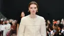 Kain tipis kontras dengan tekstur yang lebih berat, dan jubah tulle ilusi menambah keindahan movement yang sempurna.  [Foto: Chanel.dok]