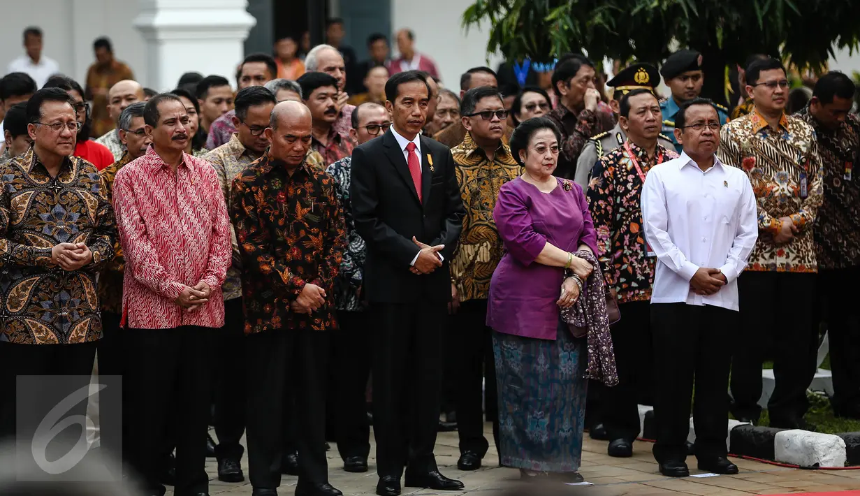 Presiden Jokowi didampingi Presiden ke-5 RI Megawati Soekarnoputri dan sejumlah menteri menghadiri pembukaan pameran seni rupa koleksi Istana Kepresidenan RI bertajuk ‘17:71 Goresan Perjuangan’ di Galeri Nasional, Senin (1/8). (Liputan6.com/Faizal Fanani)