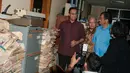 Gubernur DKI Jakarta terpilih, Anies Baswedan bertanya mengenai koleksi karya sastra di Pusat Dokumentasi Sastra (PDS) HB Jassin, Jakarta Pusat, Selasa (16/5). Anies meninjau koleksi karya-karya sastra yang ada. (Liputan6.com/Gempur M Surya)