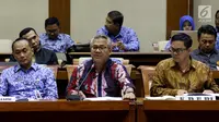 Ketua KPU Arief Budiman (tengah) saat menggelar rapat di Kompleks Parlemen, Senayan, Jakarta, Senin (21/5). Rapat itu membahas pemasalahan terkait Daftar Pemilih Tetap dan Daftar Pemilih Sementara (DPT dan DPS) dalam Pilkada 2018.(Liputan6.com/JohanTallo)