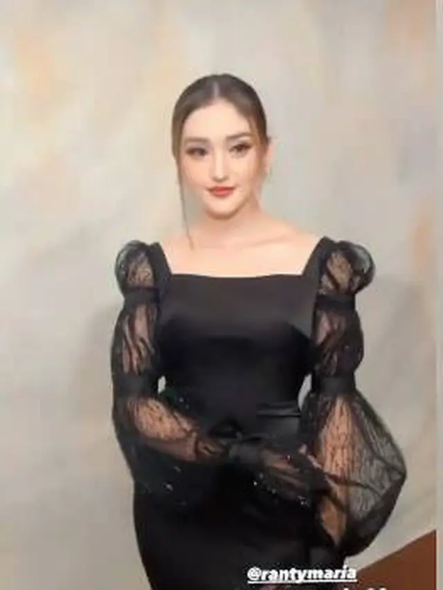 7 Pemotretan Terbaru Ranty Maria dengan Gaun Backless Ini Bikin Pangling