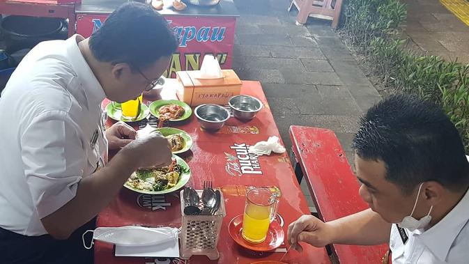 Gubernur DKI Jakarta Anies Baswedan dan wakilnya Ahmad Riza Patria makan bareng nasi kapau di kawasan Kramat, Senen, Jakarta Pusat. (Twitter @BangAriza