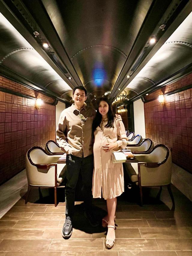 6 Potret Baby Bump Chef Devina Hermawan di Kehamilan Ketiga, Tetap Menawan