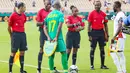 Wasit asal Rwanda, Salima Mukansanga, menjadi wasit wanita pertama dalam sejarah Piala Afrika. (AFP/Kenzo Tribouillard)