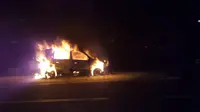 Mobil terbakar. (TMC Polda Metro)