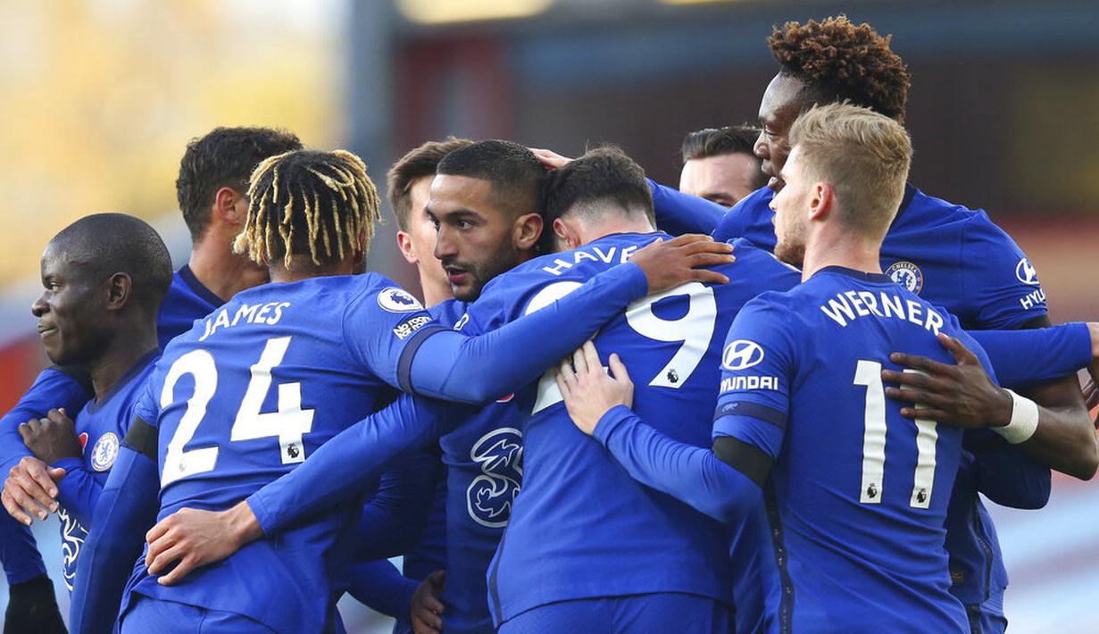 Para pemain Chelsea merayakan gol yang dicetak oleh Hakim Ziyech ke gawang Burnley pada laga Liga Inggris di Stadion Turf Moor, Sabtu (31/10/2020). Chelsea menang dengan skor 3-0. (Alex Livesey/Pool via AP)