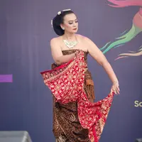 Ira Wibowo tampak anggun dan terlihat luwes saat menari. Berikut beberapa potret wanita kelahiran Berlin, Jerman 55 tahun silam itu saat menari Jawa Tradisional. [Instagram/irawbw]