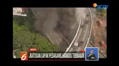 Ratusan kios pedagang di kolong Tol Pluit, Jakarta Utara, habis dilalap api yang diduga berasal dari hubungan arus pendek listrik.
