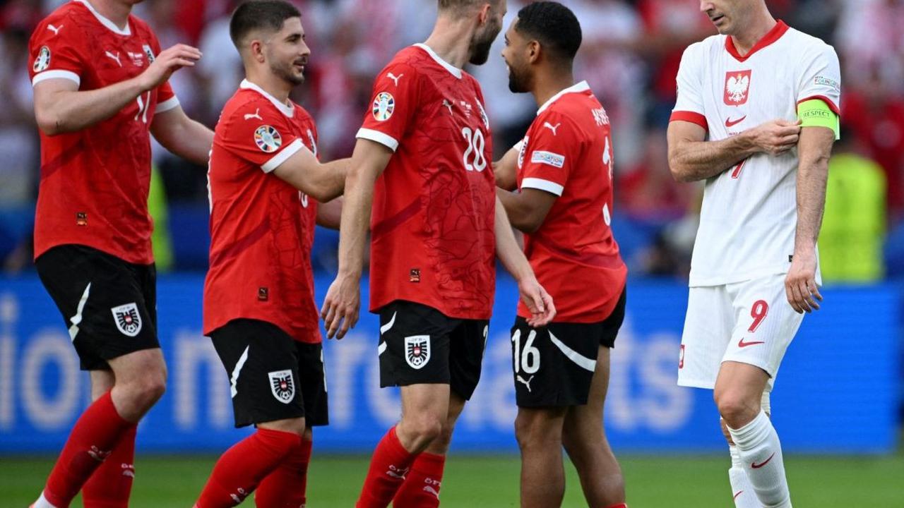 Kapten Timnas Polandia, Robert Lewandowski (kanan) tampak kecewa, sementara sejumlah pemain Timnas Austria merayakan kemenangan. Dalam matchday kedua Grup D Euro 2024 di Olympiastadion, Berlin, Jerman, pada Jumat (21/6/2024), Polandia porak-poranda digil