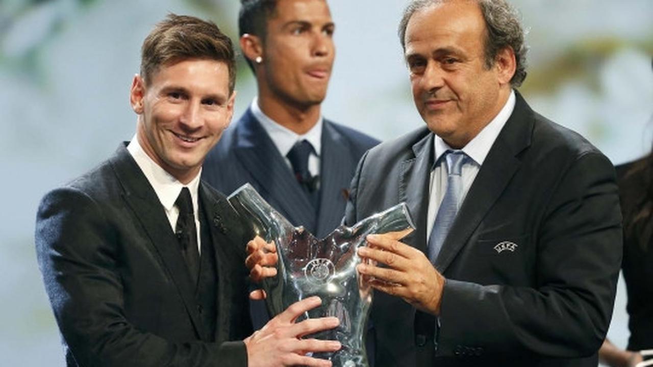 Senyum lebar Messi terima gelar Pemain Terbaik UEFA 2015