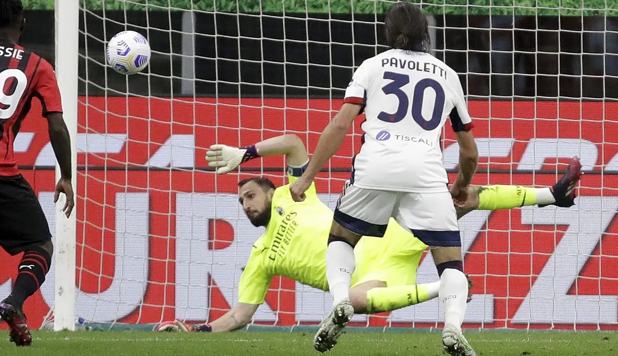 Kiper AC Milan, Gianluigi Donnarumma melakukan penyelamatan dari serangan pemain Cagliari pada pekan ke-37 Serie A di San Siro, Senin (17/5/2021) dini hari WIB.  AC Milan gagal menjauh di klasemen Liga Italia usai imbang 0-0 lawan Cagliari. (AP Photo/Luca Bruno)