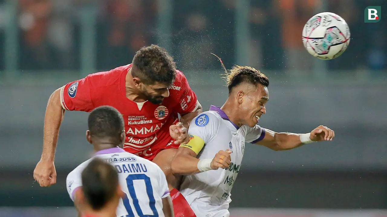Foto: Melihat Sengitnya Duel Udara Pemain Persija Kontra Persita di BRI Liga 1
