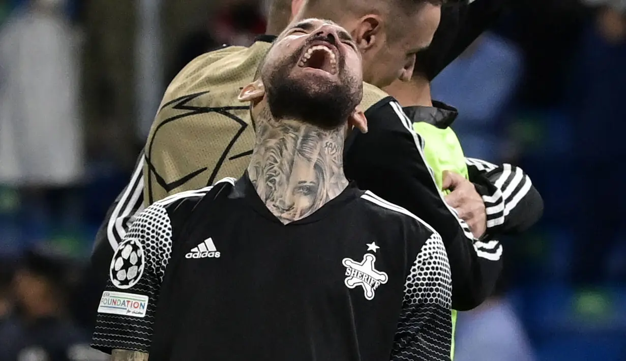 Pemain Sheriff Tiraspol, Dimitrios Kolovos merayakan kemenangan atas Real Madrid pada matchday kedua Grup D Liga Champions 2021/2022 di Santiago Bernabeu, Madrid, 28 September 2021. (AFP/Javier Soriano)
