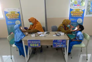 Murid sekolah dasar diperiksa mulut dan giginya saat kegiatan Cek Kesehatan Gratis (CKG) di SD Prestasi Global, Depok, Jawa Barat, Senin (4/8/2025).