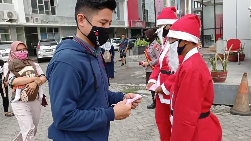 Puluhan Santa Claus Bagikan Masker di Gorontalo Perangi Covid-19 Foto: Ist (Arfandi Ibrahim/Liputan6.com)