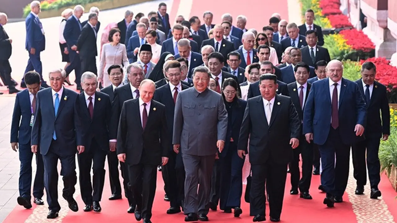 Presiden China Xi Jinping (tengah) bersama para pemimpin asing, termasuk Presiden Rusia Vladimir Putin (tengah kiri) dan Pemimpin Korea Utara Kim Jong Un (tengah kanan), menjelang parade militer di Beijing, Rabu (3/9/2025).