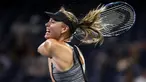 Petenis Rusia, Maria Sharapova mengembalikan bola Patty Schnyder dari Swiss pada pertandingan tunggal pertama putri AS Terbuka 2018 di New York, (28/8). Sharapova tampil sengit melawan petenis berusia 39 tahun tersebut. (AFP Photo/Julian Finney)