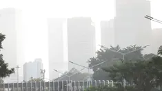 Gedung bertingkat di Jakarta tampak samar akibat sebaran debu abu vulkanik pada pagi hari. (KLY/Budy Santoso)