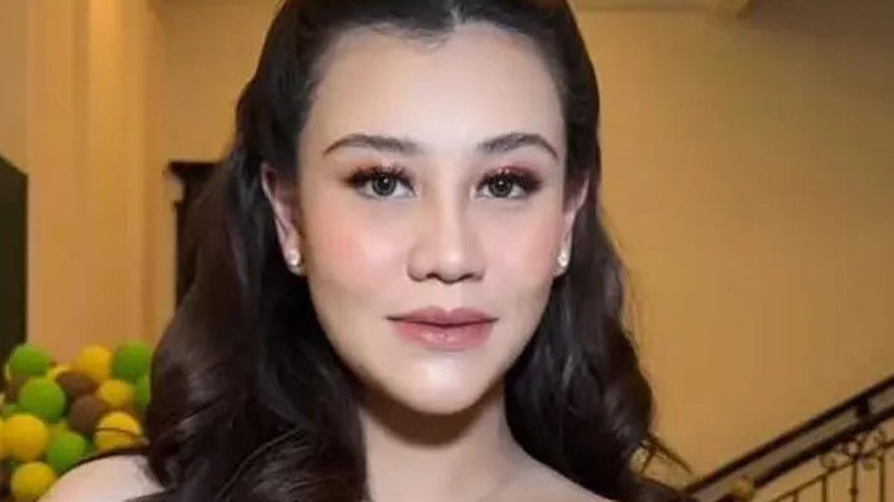 Cantik dan Menawan, Potret Aaliyah Massaid Pilih Pakai Model Dress Panjang Warna Emas 2025 yang Terlihat Elegan