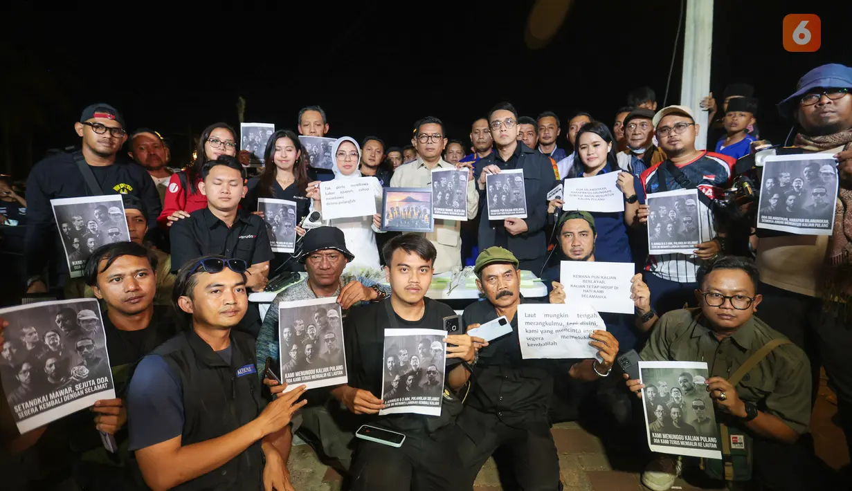 Rekan-rekan wartawan mengikuti angan berbareng untuk lima wartawan dan tiga kru kapal Arupadhatu 1 di Posko SAR Nasional Carita, Pandeglang, Banten, Kamis (17/9/2026). (KLY/Budy Santoso)