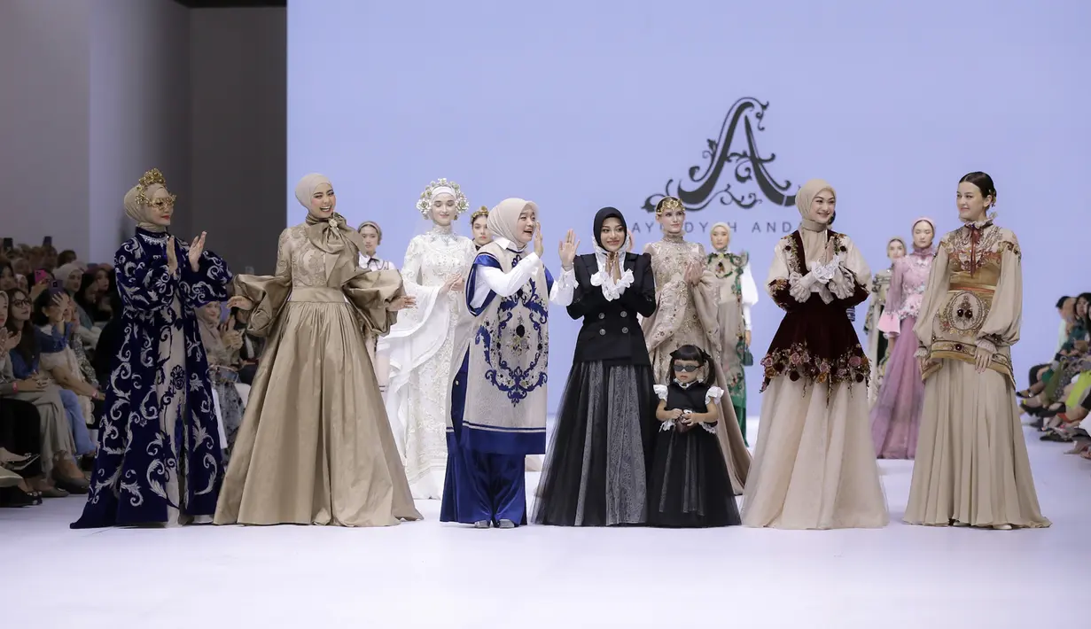 Gelaran Jakarta Fashion Week menghadirkan cerita seru yang tak kuput dari perhatian. Kali ini, penampilan Ameena di atas runway mengundang decak kagum para tamu yang hadir. [Foto: Fimela.dok/ Daniel Kampua]