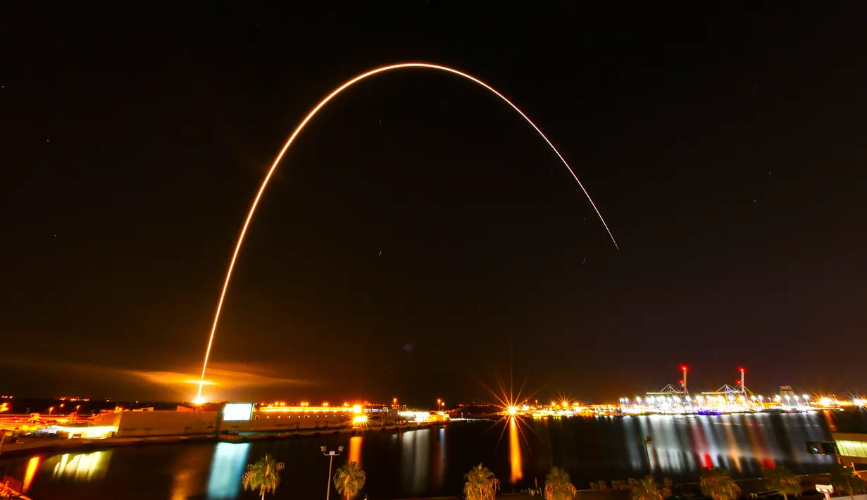 Roket NASA, United Launch Alliance Delta IV Heavy yang membawa pesawat Parker Solar Probe meluncur ke matahari, Frorida, AS, Minggu (12/8). Roket membutuhkan energi 55 kali lebih banyak dibandingkan ke Mars. (Malcolm Denemark/Florida Today via AP)