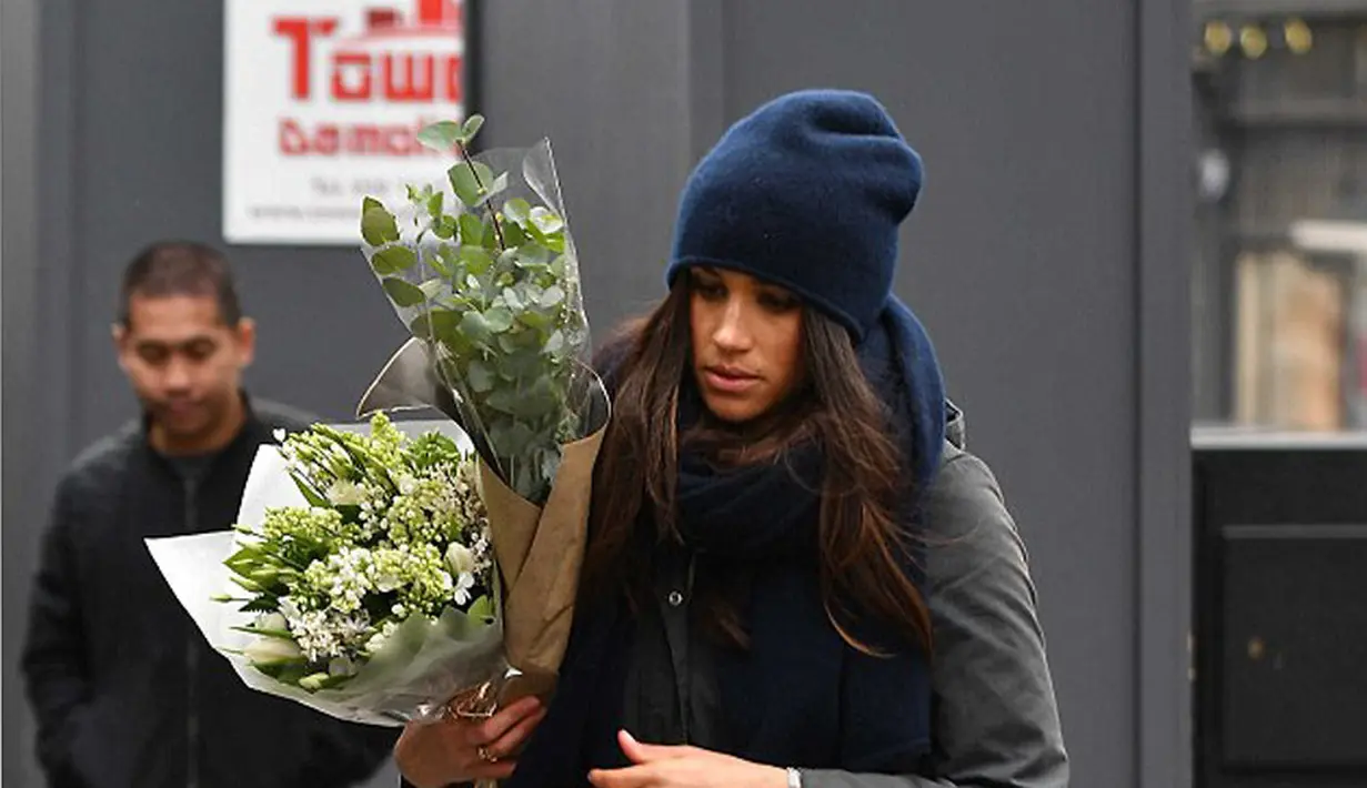 Kisah cinta Meghan Markle dan pangeran Harry sudah lama tak terdengar perkembangannya. Namun tersiar kabar bahwa keduanya menjalin hubungan yang makin serius. Terlebih dengan huruf H yang terdapat di jari Meghan. (doc.dailymail.com)