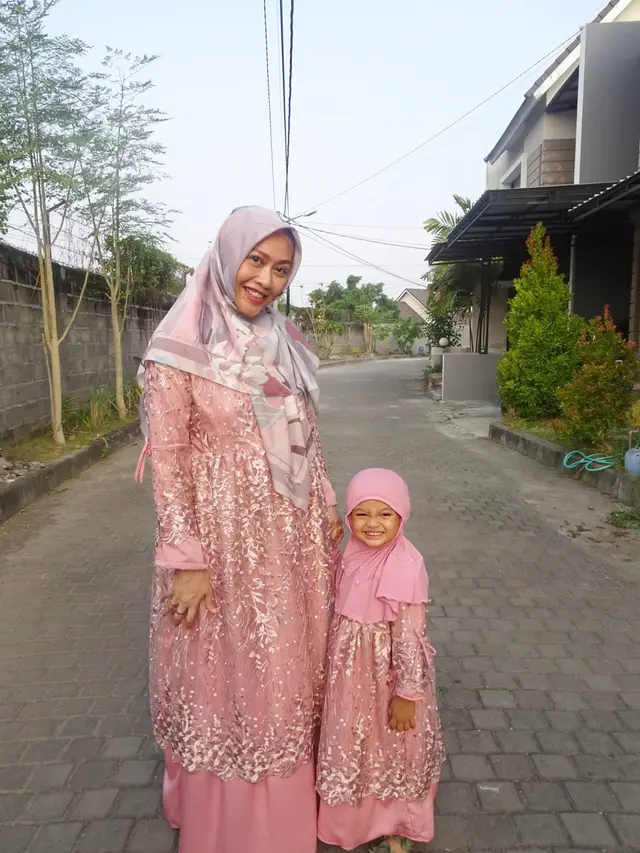 7 Potret Cindri Wahyuni Istri Almarhum Bani Seventeen saat Asuh Anak