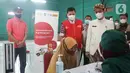 Wali Kota Solo Gibran Rakabuming Raka meninjau sosialisasi mobil klinik vaksinasi di Jebres, Solo, Sabtu (26/06/2021). Mobil klinik Indosat Ooredoo dengan teknologi 5G membantu dalam mempercepat  proses vaksinasi 124 warga lansia dan pra lansia di Kecamatan Jebres. (Liputan6.com/HO/Indosat)