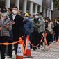 Warga antre tes virus corona di pusat pengujian sementara di Hong Kong, 23 Februari 2022. Warga Hong Kong menjadi semakin terganggu dengan desakan pemerintah untuk tetap berpegang pada strategi "nol-COVID" ketika kota itu mencatat rekor jumlah kasus baru lainnya pada hari Rabu. (AP Photo/Vincent Yu)