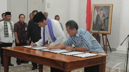 Jokowi menandatangani kerjasama pembebasan lahan untuk normalisasi Kali Pasanggrahan dengan Dirjen Sumber Daya Air (SDA) Kementerian PU, Balai Kota, Jakarta, Jumat (30/5/2014) (Liputan6.com/Herman Zakharia). 