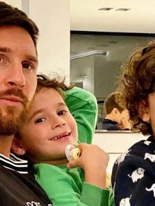Foto dari akun Instagram pemain Barcelona Lionel Messi menunjukkan dirinya tengah berpose bersama kedua anaknya di rumah selama masa karantina wilayah (lockdown) di Spanyol pada 14 Maret 2020. (Xinhua)