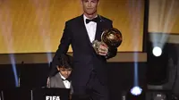Cristiano Ronaldo Raih Penghargaan FIFA Ballon d'Or 2014 (FABRICE COFFRINI / AFP)