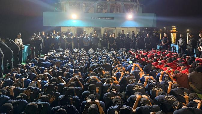 Potret Ratusan Narapidana Risiko Tinggi saat Dipindahkan ke Nusakambangan