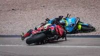 Pembalap MotoGP Jepang dari Tim Trackhouse MotoGP, Ai Ogura (kanan), dan pembalap MotoGP Spanyol dari Tim Honda HRC Castrol, Joan Mir, mengalami kecelakaan saat balapan Grand Prix sepeda motor MotoGP Jerman di sirkuit Sachsenring, Hohenstein-Ernstthal, dekat Chemnitz, Jerman timur, pada 13 Juli 2025. (Ronny Hartmann/AFP)