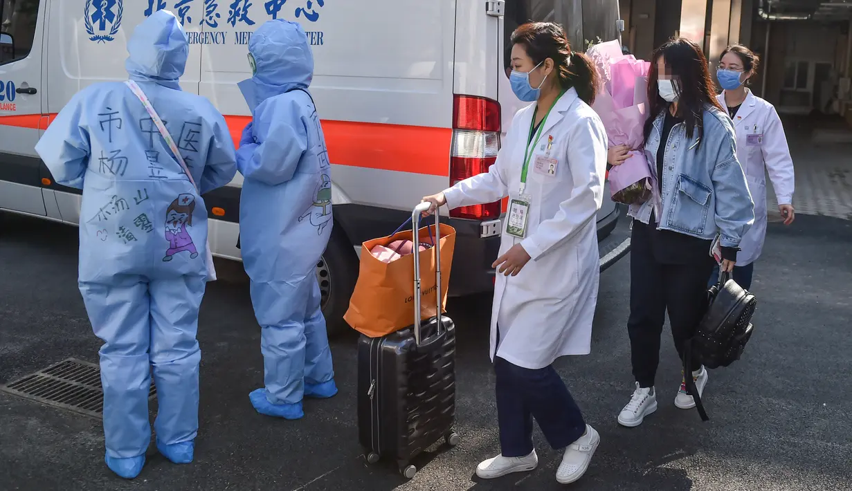 Staf medis mengucapkan selamat jalan ke pasien sembuh COVID-19 di Beijing, China (28/4/2020). Rumah Sakit Xiaotangshan yang digunakan untuk mengarantina pasien SARS di Beijing, telah memulangkan semua pasien COVID-19 Selasa (28/4) dan dijadwalkan berhenti beroperasi Rabu (29/4). (Xinhua/Peng Ziyang)