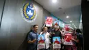 <p>Pendukung Bakal Calon Ketua Umum PSSI, AA La Nyalla Mahmud Mattalitti membawa poster saat pendaftaran dan penyerahan berkas Bakal Calon Ketua Umum PSSI yang berlangsung di GBK Arena, Jakarta, Jumat (13/01/2023). (Bola.com/Bagaskara Lazuardi)</p>