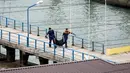 Petugas Kementerian Pertahanan Rusia membawa kantong plastik di dermaga Laut Hitam di pinggiran Sochi, Rusia (25/12). Pesawat tersebut tengah terbang menuju provinsi Latakia di Suriah. (REUTERS/Yevgeny Reutov)  