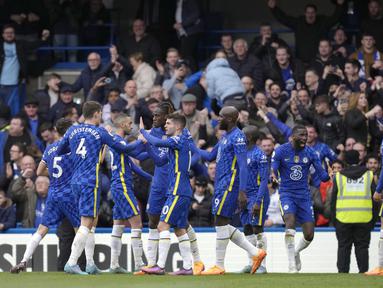Penyerang Chelsea, Kai Havertz (kanan) berselebrasi dengan rekan setimnya usai mencetak gol ke gawang Newcastle United pada pertandingan lanjutan Liga Inggris di stadion Stamford Bridge di London, Minggu (13/3/2022). Chelsea menang tipis atas Newcastle 1-0. (AP Photo/Kirsty Wigglesworth)
