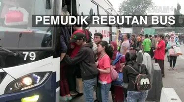 Kemacetan di sepanjang jalan menuju Sukabumi Jawa Barat membuat jumlah bus yang tiba di terminal Pulogadung menjadi sedikit. Akibatnya banyak pemudik berebut demi mendapatkan tempat duduk