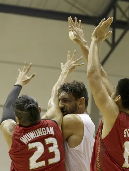 Pebasket India bertabrakan dengan pebasket Indonesia Valentino Wuwungan pada turnamen invitasi sebagai ajang test event Asian Games 2018 di Hall Basket Senayan pada Jumat (9/2/2018) (Bola.com/Peksi Cahyo)