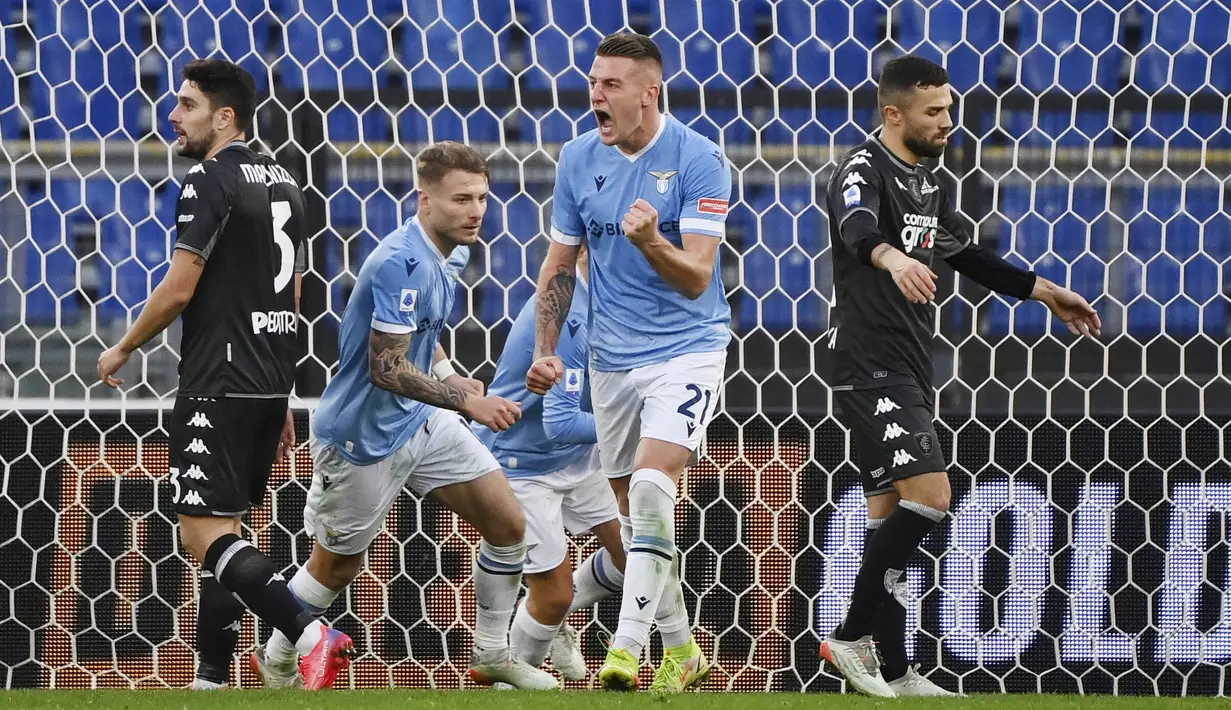 Gol larut yang dicetak Sergej Milinkovic-Savic menghindarkan Lazio dari kekalahan melawan tamunya. Skor 3-3 menjadi hasil akhir di laga sengit tersebut. (Alfredo Falcone/LaPresse via AP)